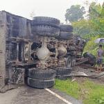 রাজারহাটে রেললাইনের ওপর ট্রাক উল্টে ট্রেন চলাচল বন্ধ, চরম ভোগান্তিতে  - Chief TV