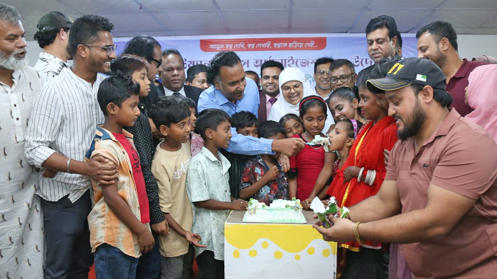 উপহার ও খাবারে উজ্জ্বল পথশিশু দিবসের আয়োজন 1 - Chief TV